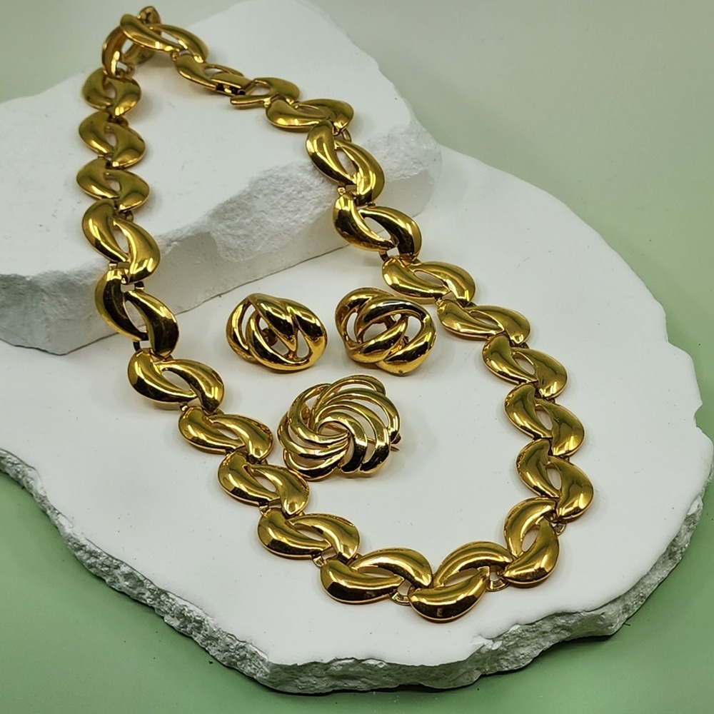 Napier Vintage Gold Tone Necklace Brooch Screwback Earrings Matching Jewelry Set